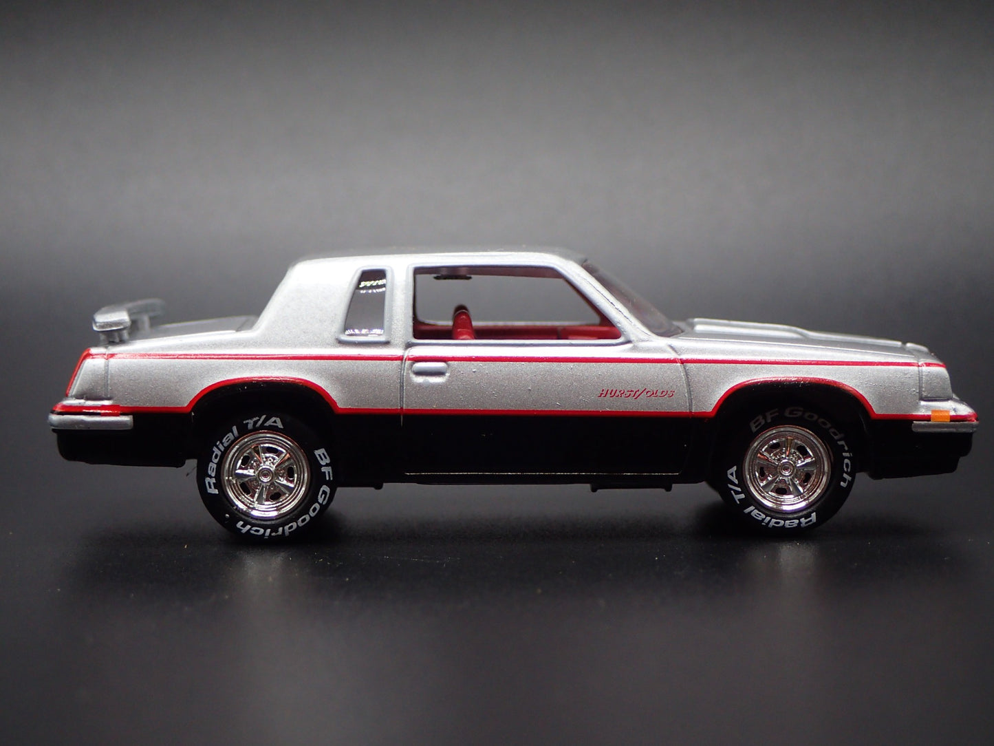 1984 84 OLDS OLDSMOBILE CUTLASS 442 HURST 1:64 SCALE DIORAMA DIECAST MODEL CAR