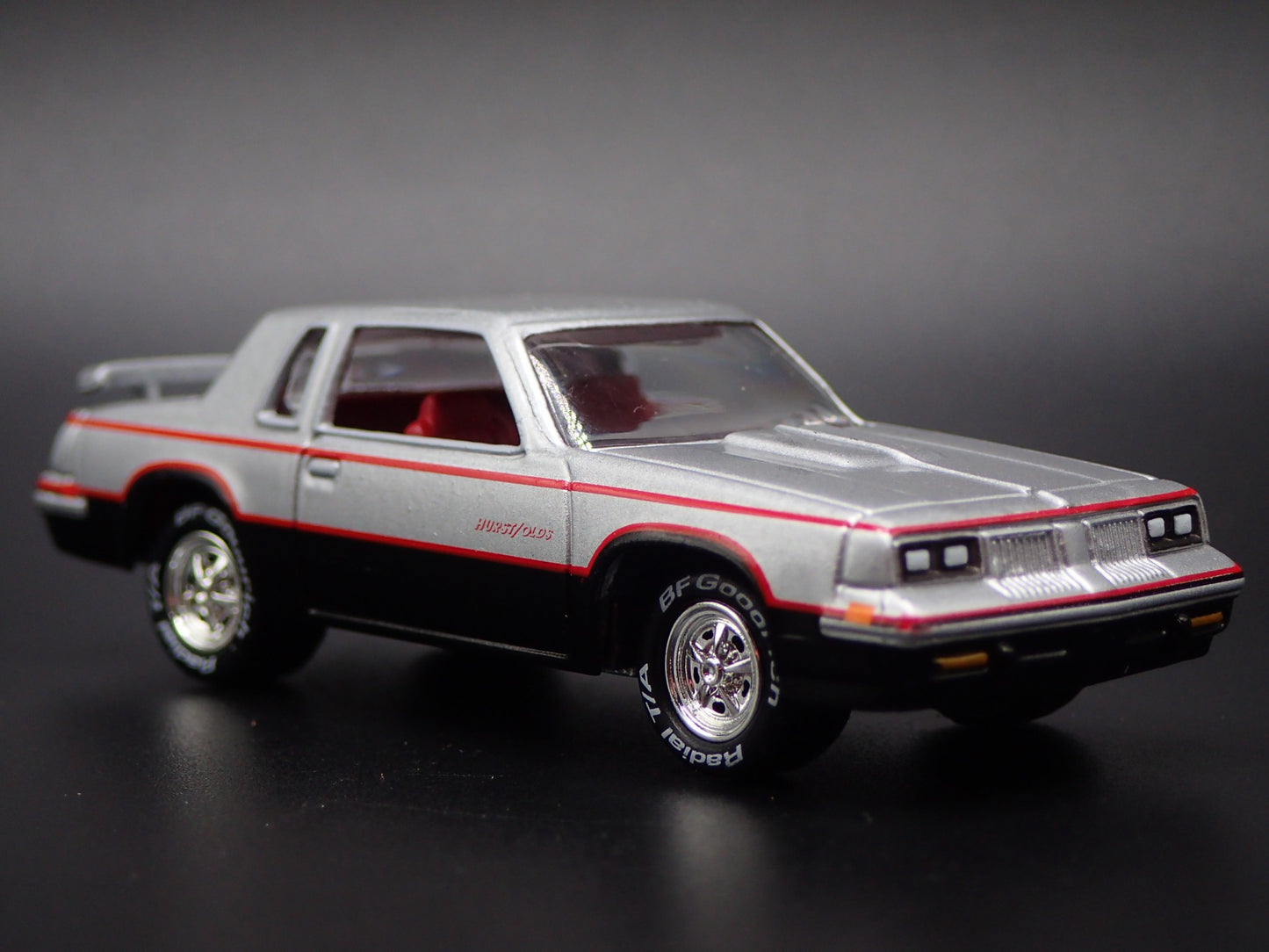 1984 84 OLDS OLDSMOBILE CUTLASS 442 HURST 1:64 SCALE DIORAMA DIECAST MODEL CAR