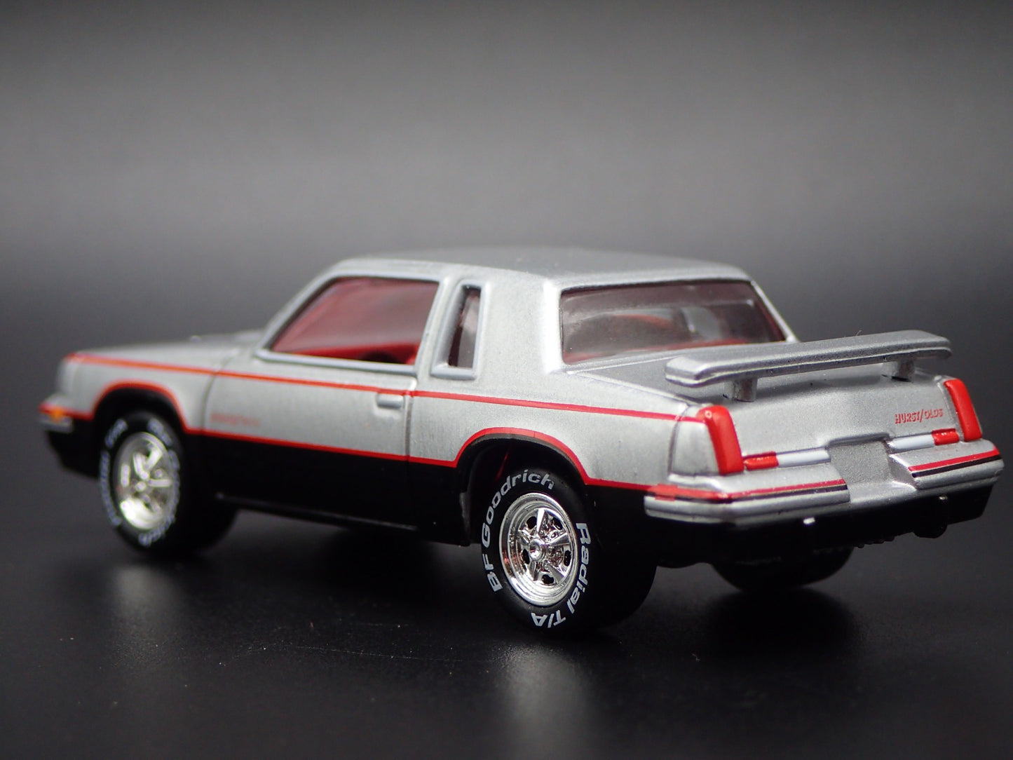 1984 84 OLDS OLDSMOBILE CUTLASS 442 HURST 1:64 SCALE DIORAMA DIECAST MODEL CAR