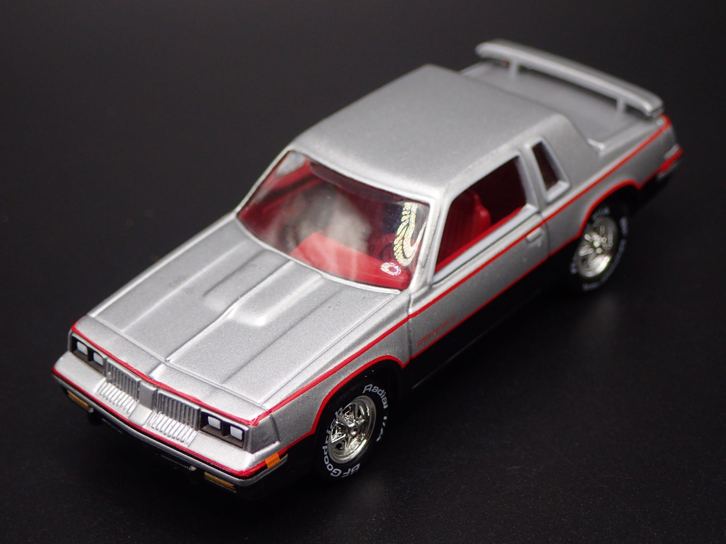 1984 84 OLDS OLDSMOBILE CUTLASS 442 HURST 1:64 SCALE DIORAMA DIECAST MODEL CAR