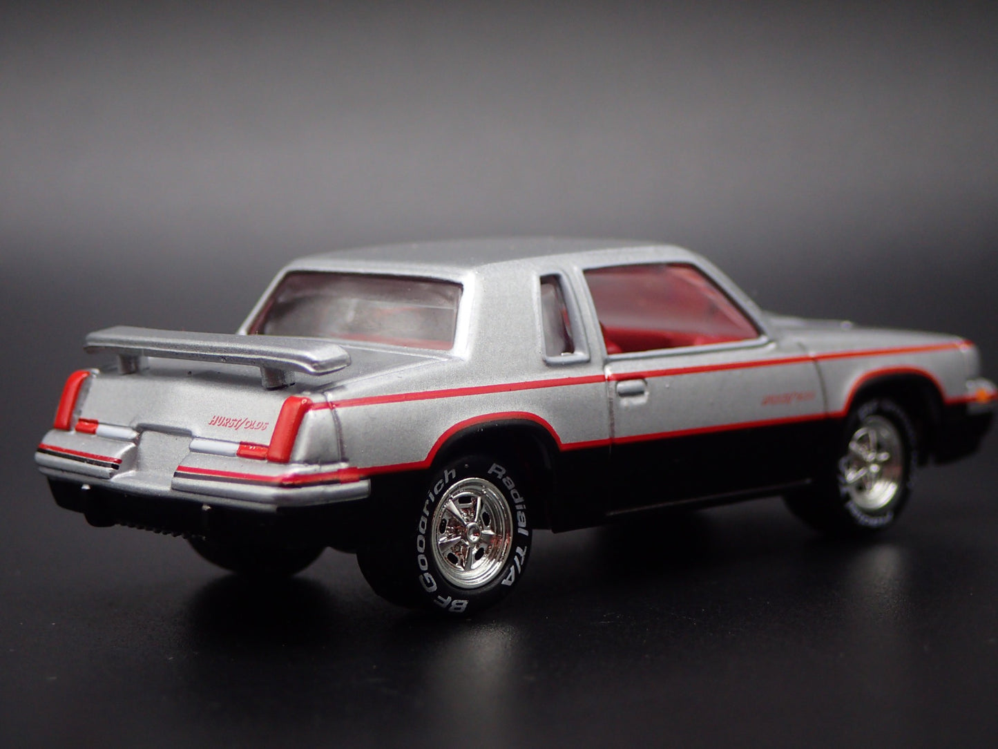 1984 84 OLDS OLDSMOBILE CUTLASS 442 HURST 1:64 SCALE DIORAMA DIECAST MODEL CAR