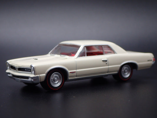 1965 65 PONTIAC GTO OFF WHITE 1/64 SCALE COLLECTIBLE DIORAMA DIECAST MODEL CAR