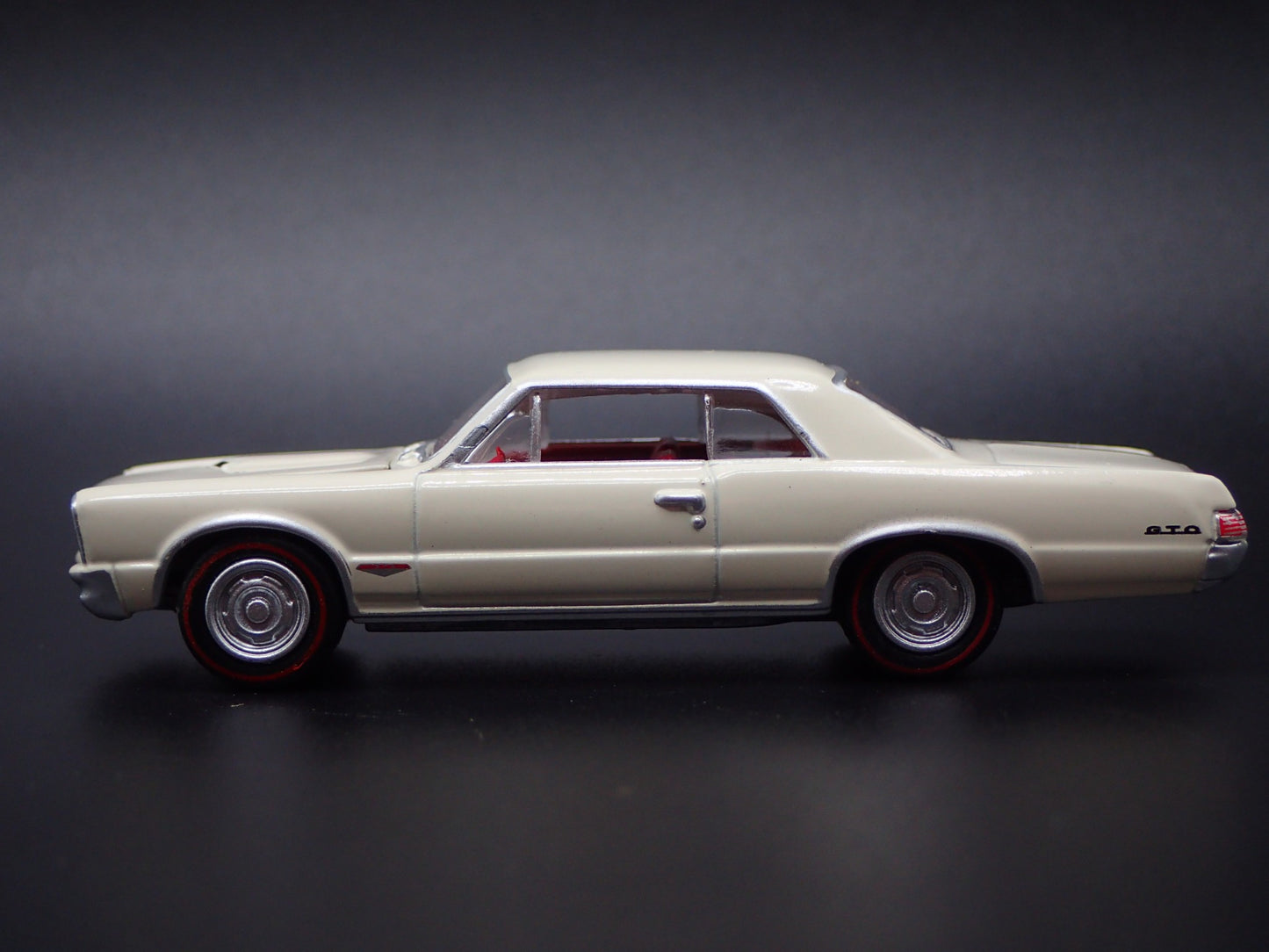 1965 65 PONTIAC GTO OFF WHITE 1/64 SCALE COLLECTIBLE DIORAMA DIECAST MODEL CAR