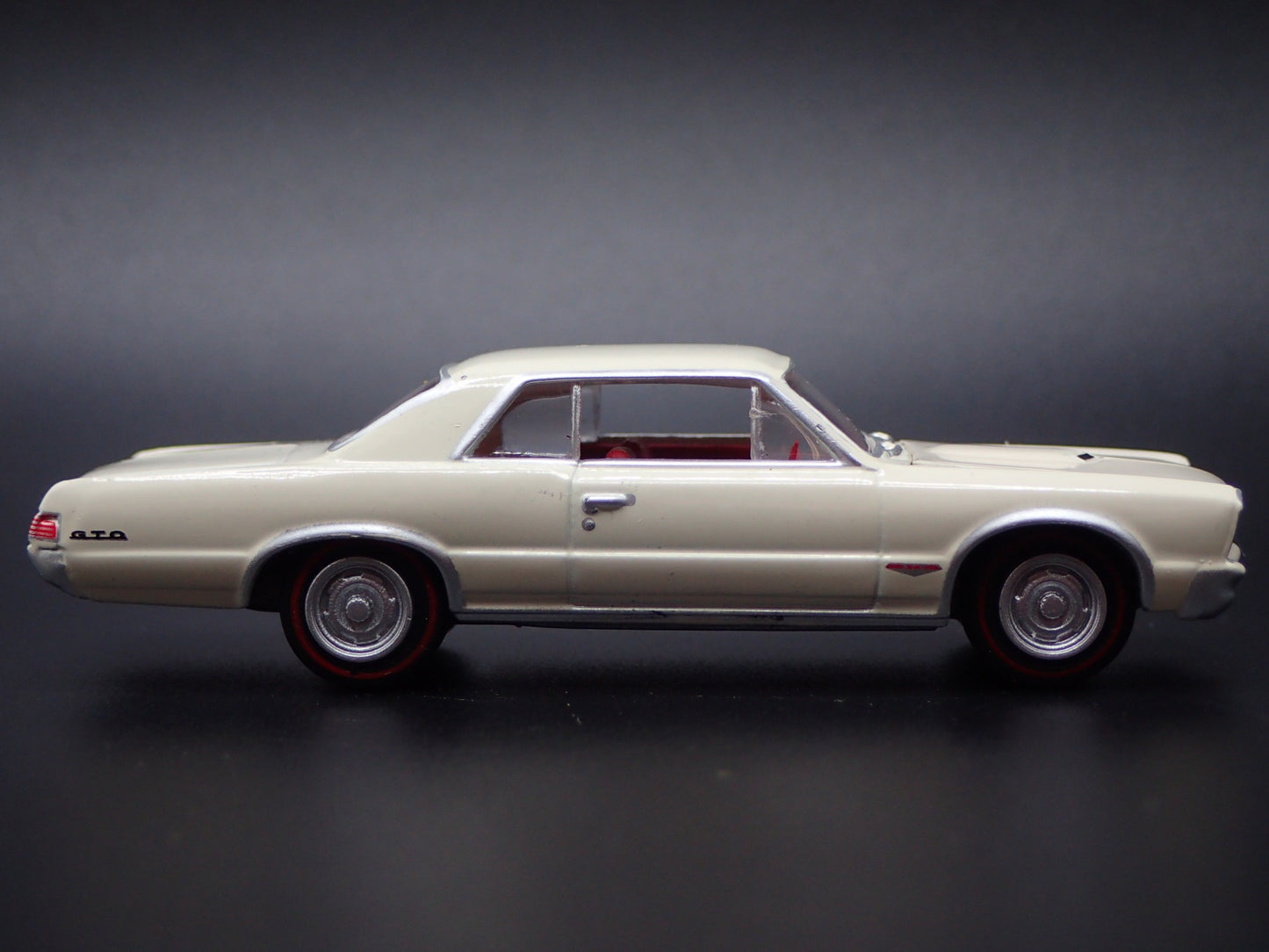 1965 65 PONTIAC GTO OFF WHITE 1/64 SCALE COLLECTIBLE DIORAMA DIECAST MODEL CAR