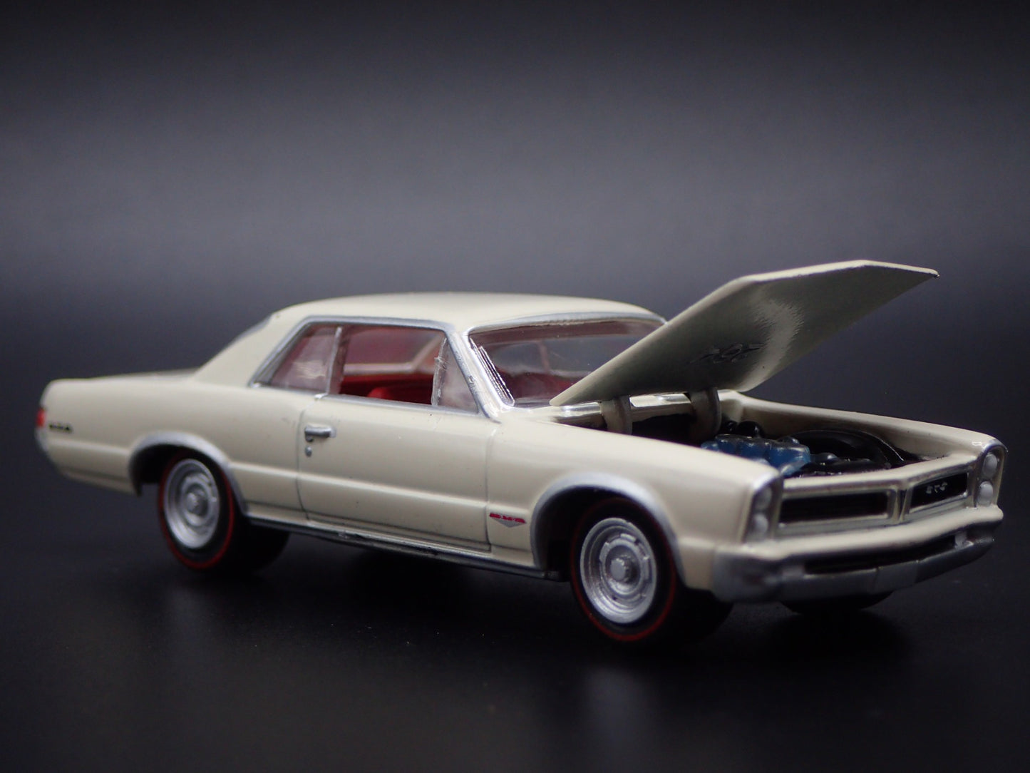 1965 65 PONTIAC GTO OFF WHITE 1/64 SCALE COLLECTIBLE DIORAMA DIECAST MODEL CAR