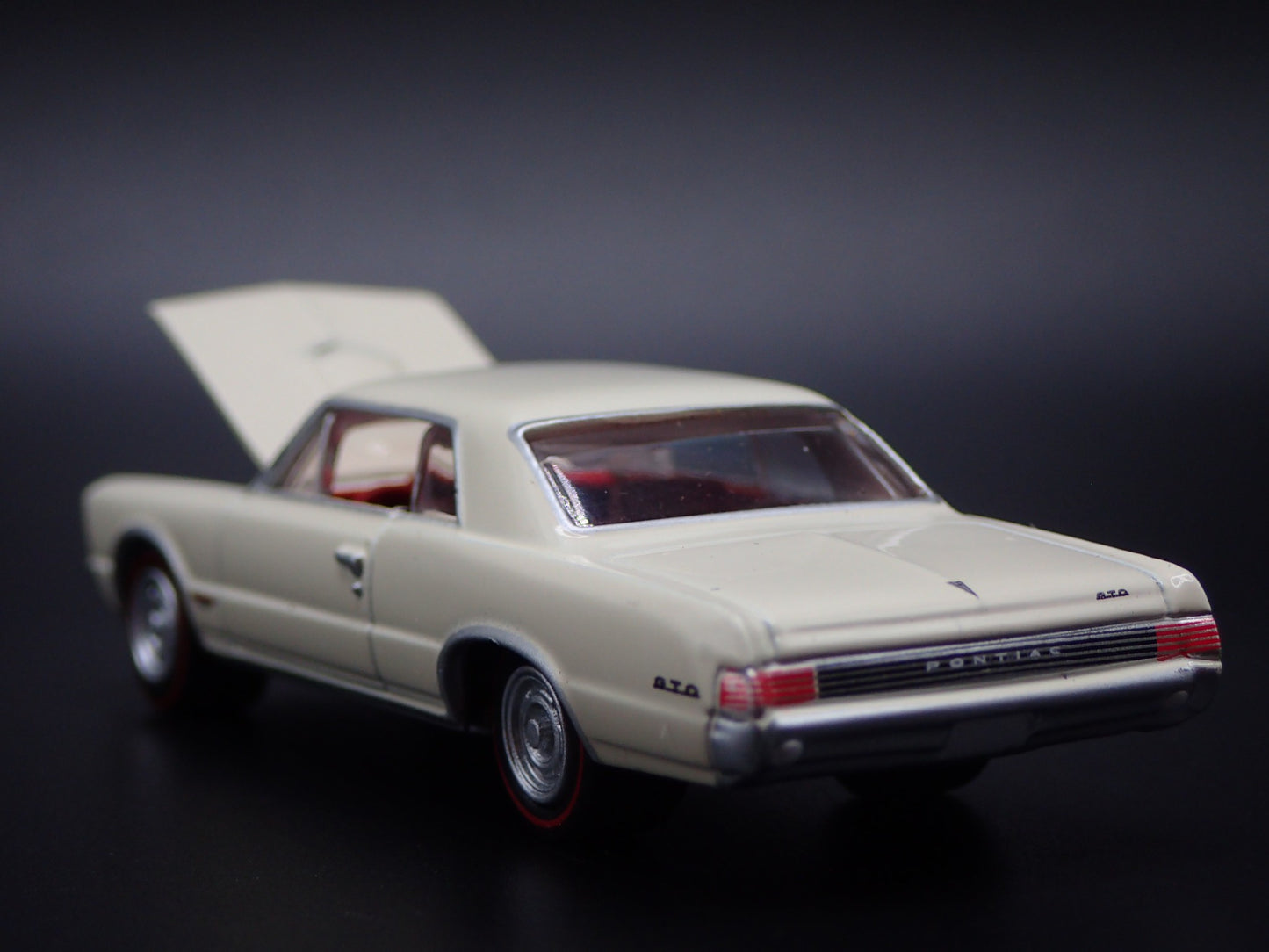 1965 65 PONTIAC GTO OFF WHITE 1/64 SCALE COLLECTIBLE DIORAMA DIECAST MODEL CAR