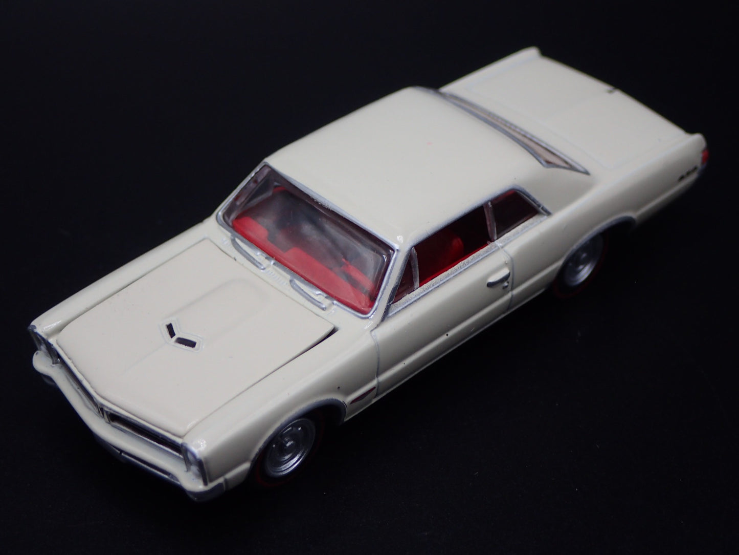 1965 65 PONTIAC GTO OFF WHITE 1/64 SCALE COLLECTIBLE DIORAMA DIECAST MODEL CAR