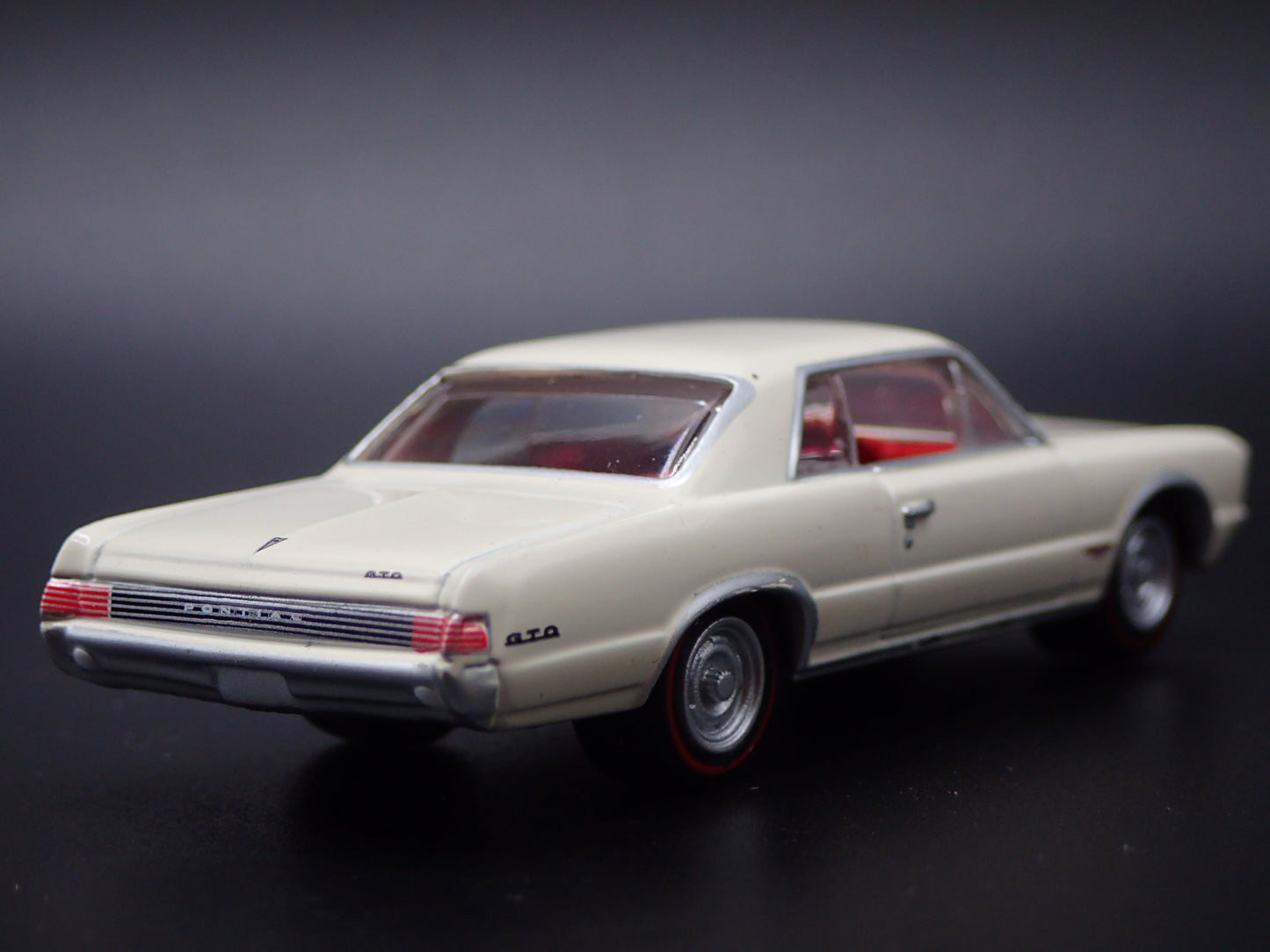 1965 65 PONTIAC GTO OFF WHITE 1/64 SCALE COLLECTIBLE DIORAMA DIECAST MODEL CAR