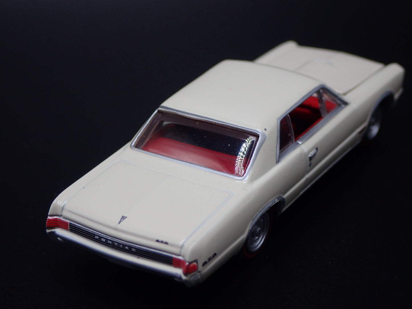 1965 65 PONTIAC GTO OFF WHITE 1/64 SCALE COLLECTIBLE DIORAMA DIECAST MODEL CAR