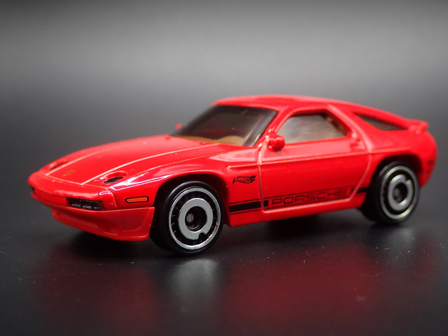 1977-1995 PORSCHE 928S RED 1:64 SCALE COLLECTIBLE DIORAMA DIECAST MODEL CAR