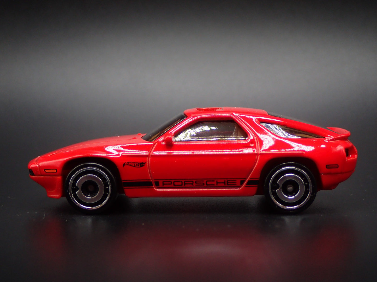 1977-1995 PORSCHE 928S RED 1:64 SCALE COLLECTIBLE DIORAMA DIECAST MODEL CAR