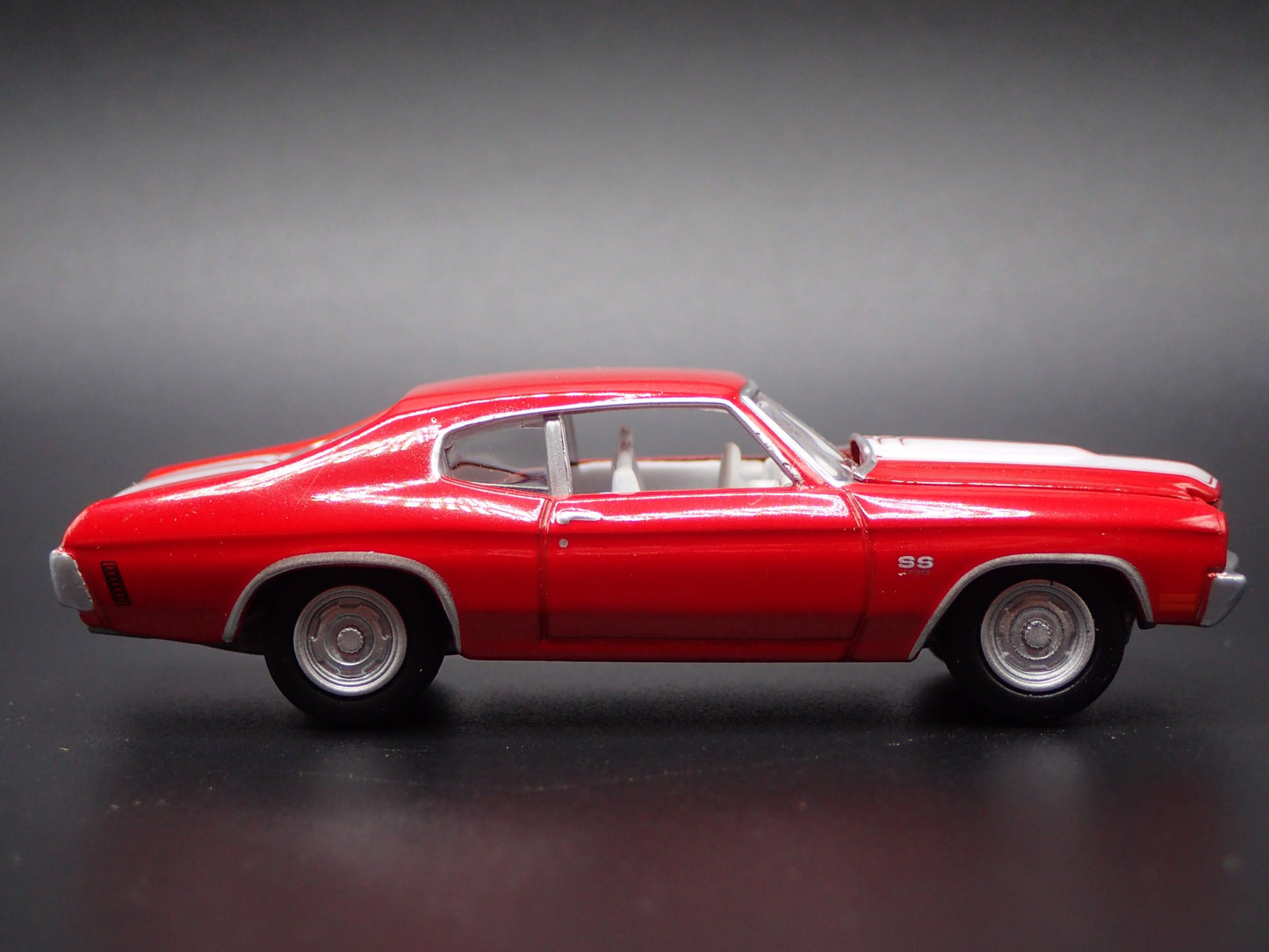 1970 70 CHEVY CHEVROLET CHEVELLE SS RED 1:64 SCALE DIORAMA DIECAST MODEL CAR
