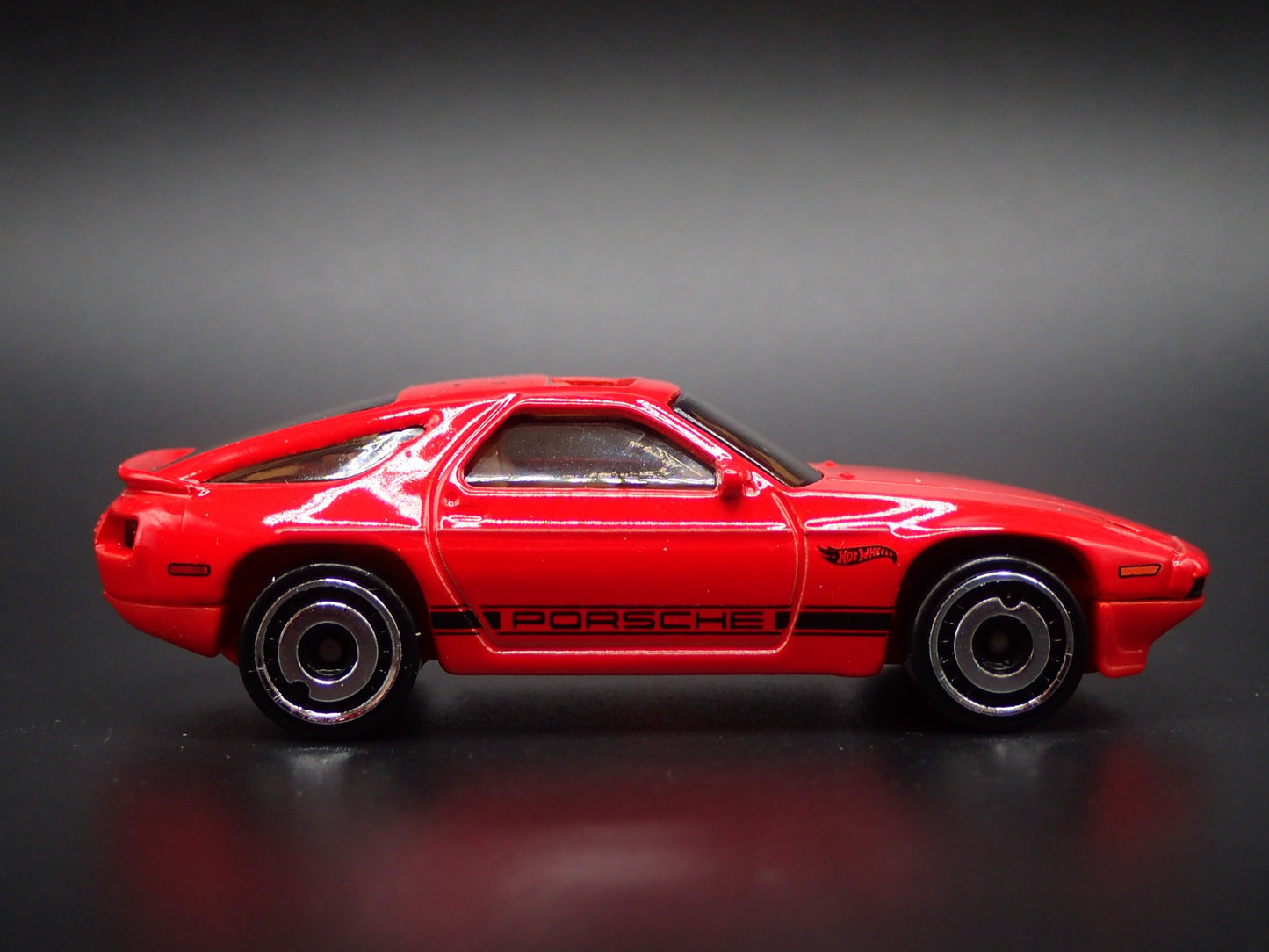 1977-1995 PORSCHE 928S RED 1:64 SCALE COLLECTIBLE DIORAMA DIECAST MODEL CAR