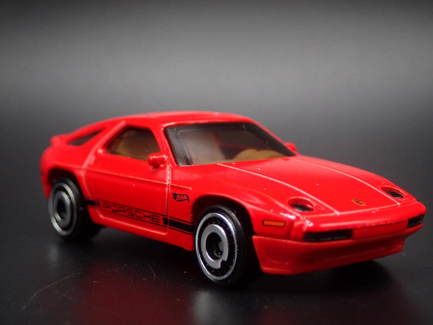1977-1995 PORSCHE 928S RED 1:64 SCALE COLLECTIBLE DIORAMA DIECAST MODEL CAR