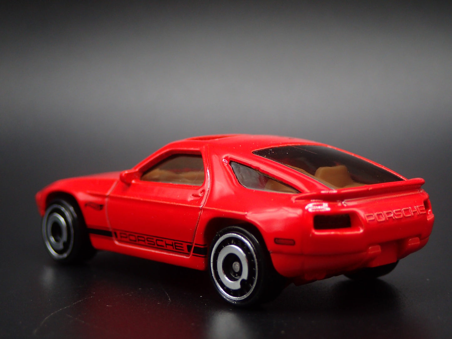 1977-1995 PORSCHE 928S RED 1:64 SCALE COLLECTIBLE DIORAMA DIECAST MODEL CAR