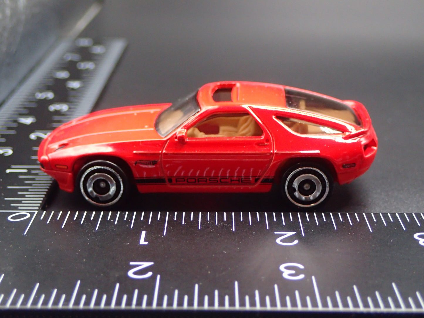 1977-1995 PORSCHE 928S RED 1:64 SCALE COLLECTIBLE DIORAMA DIECAST MODEL CAR
