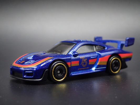 1976-1981 PORSCHE 935 RACING 1:64 SCALE COLLECTIBLE DIORAMA DIECAST MODEL CAR