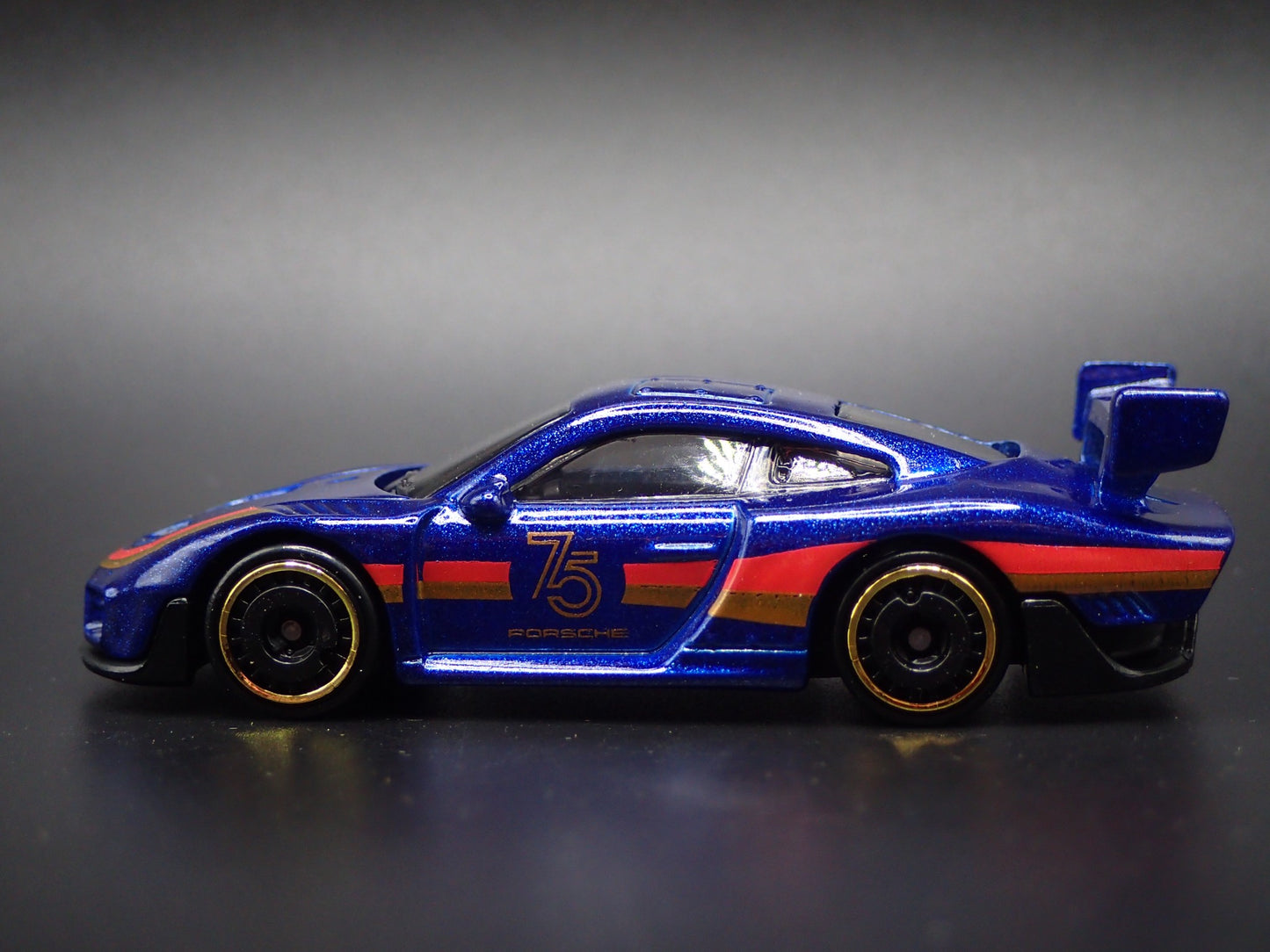 1976-1981 PORSCHE 935 RACING 1:64 SCALE COLLECTIBLE DIORAMA DIECAST MODEL CAR