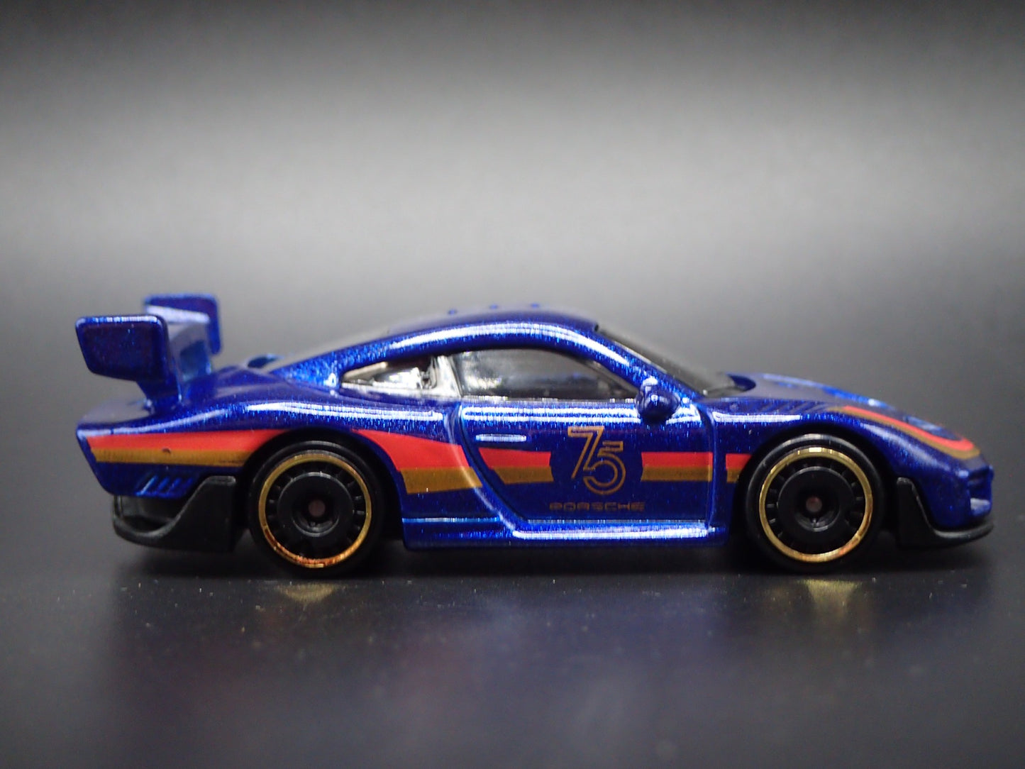 1976-1981 PORSCHE 935 RACING 1:64 SCALE COLLECTIBLE DIORAMA DIECAST MODEL CAR