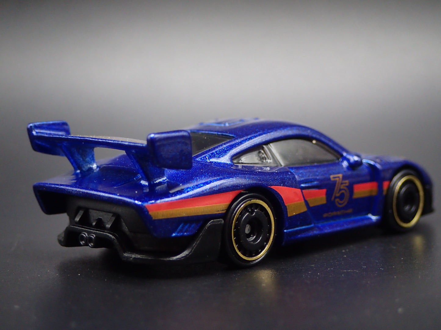 1976-1981 PORSCHE 935 RACING 1:64 SCALE COLLECTIBLE DIORAMA DIECAST MODEL CAR