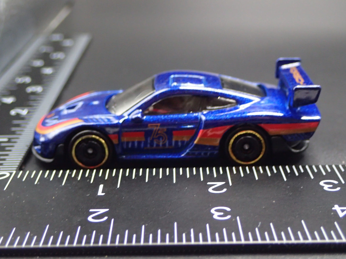 1976-1981 PORSCHE 935 RACING 1:64 SCALE COLLECTIBLE DIORAMA DIECAST MODEL CAR