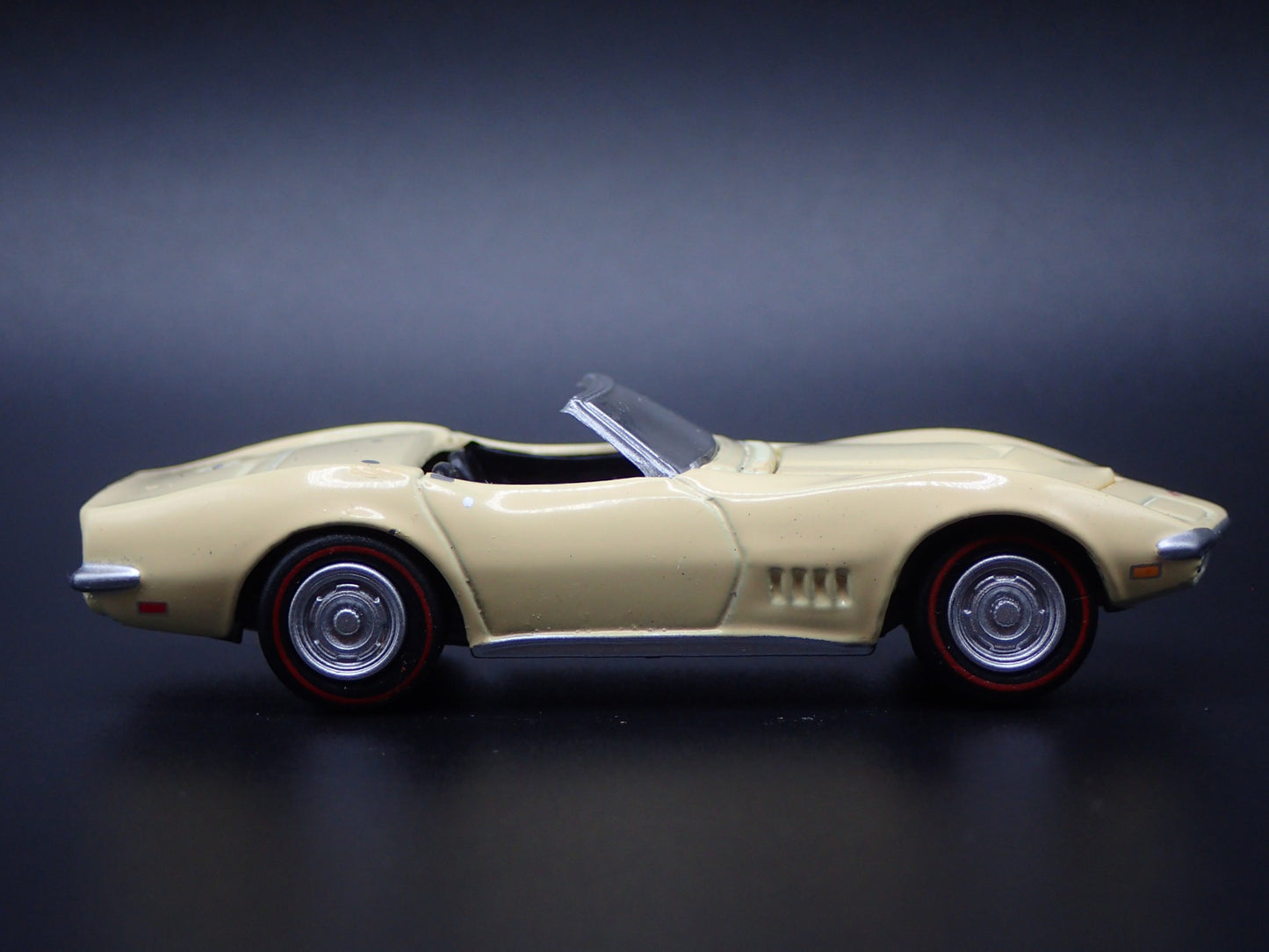 1969 69 CHEVY CHEVROLET CORVETTE CONVERTIBLE CREAM 1:64 SCALE DIECAST MODEL CAR