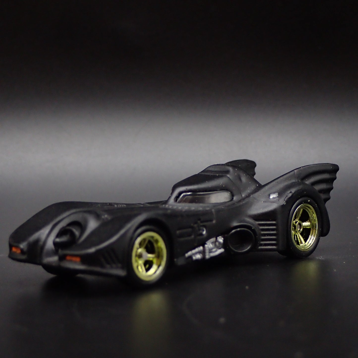 1989 89 BATMAN BATMOBILE MICHAEL KEATON 1/64 SCALE COLLECTIBLE DIECAST MODEL CAR