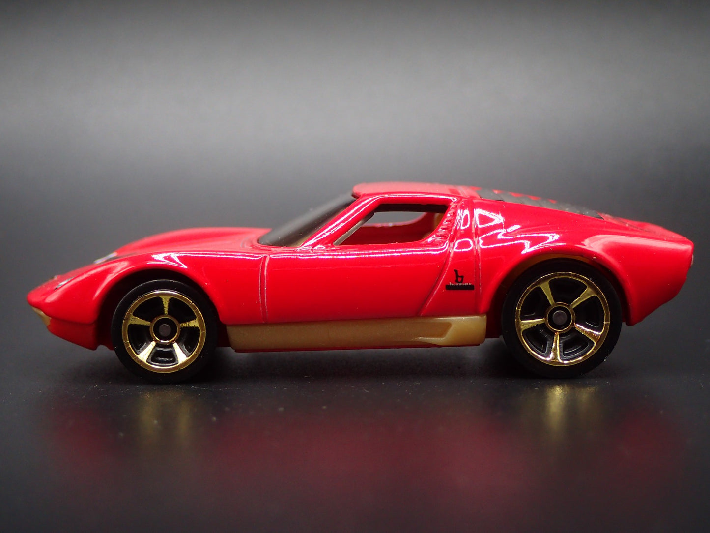 1976-1973 LAMBORGHINI MIURA SV 1:64 SCALE COLLECTIBLE DIORAMA DIECAST MODEL CAR