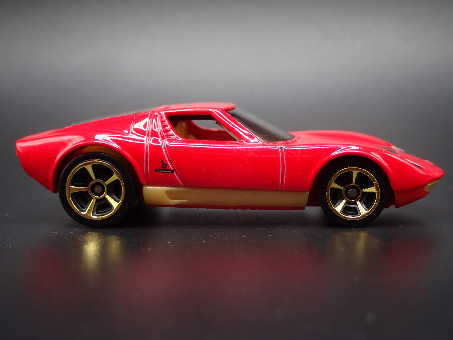 1976-1973 LAMBORGHINI MIURA SV 1:64 SCALE COLLECTIBLE DIORAMA DIECAST MODEL CAR