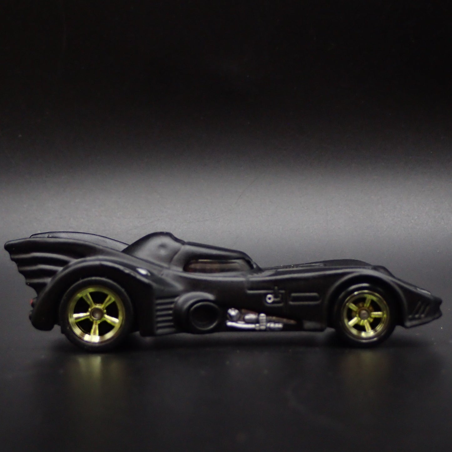 1989 89 BATMAN BATMOBILE MICHAEL KEATON 1/64 SCALE COLLECTIBLE DIECAST MODEL CAR