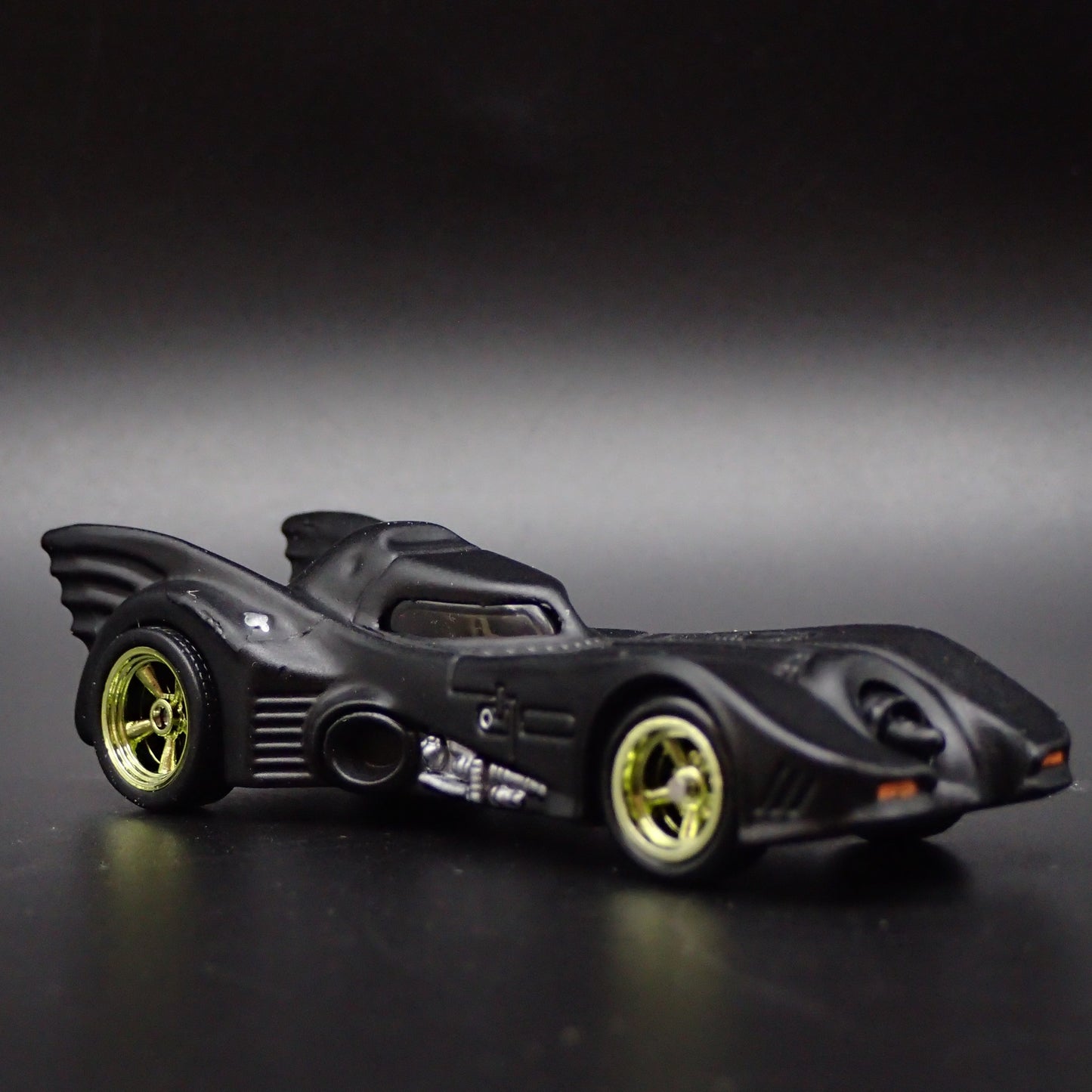 1989 89 BATMAN BATMOBILE MICHAEL KEATON 1/64 SCALE COLLECTIBLE DIECAST MODEL CAR
