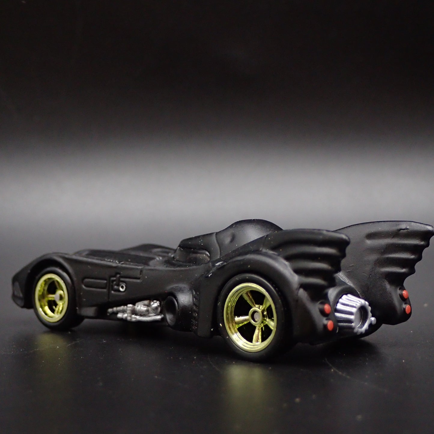 1989 89 BATMAN BATMOBILE MICHAEL KEATON 1/64 SCALE COLLECTIBLE DIECAST MODEL CAR