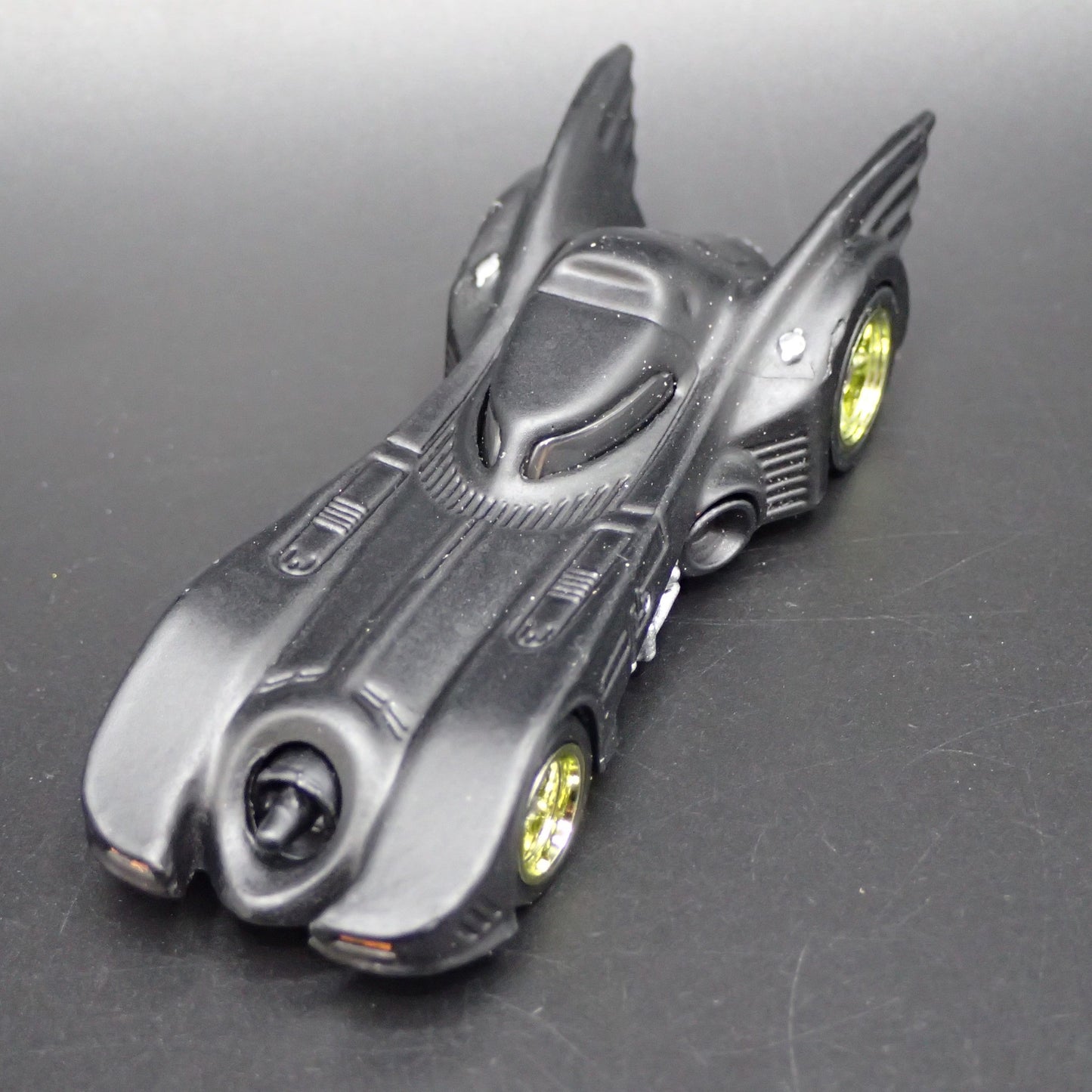 1989 89 BATMAN BATMOBILE MICHAEL KEATON 1/64 SCALE COLLECTIBLE DIECAST MODEL CAR