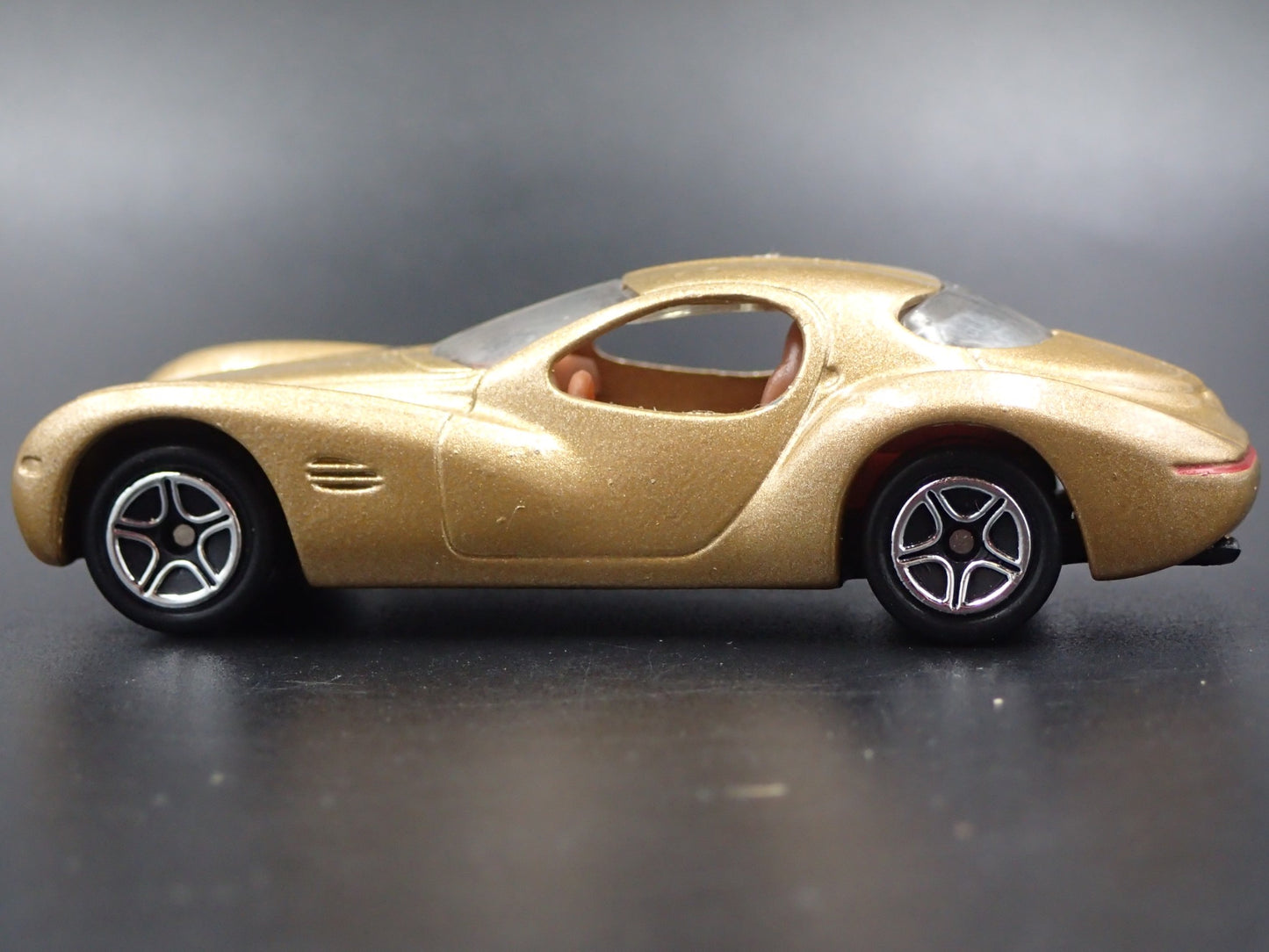 1995 95 CHRYSLER ATLANTIC CONCEPT GOLD 1/64 SCALE COLLECTIBLE DIECAST MODEL CAR
