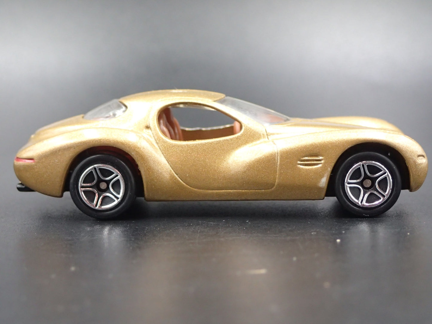 1995 95 CHRYSLER ATLANTIC CONCEPT GOLD 1/64 SCALE COLLECTIBLE DIECAST MODEL CAR