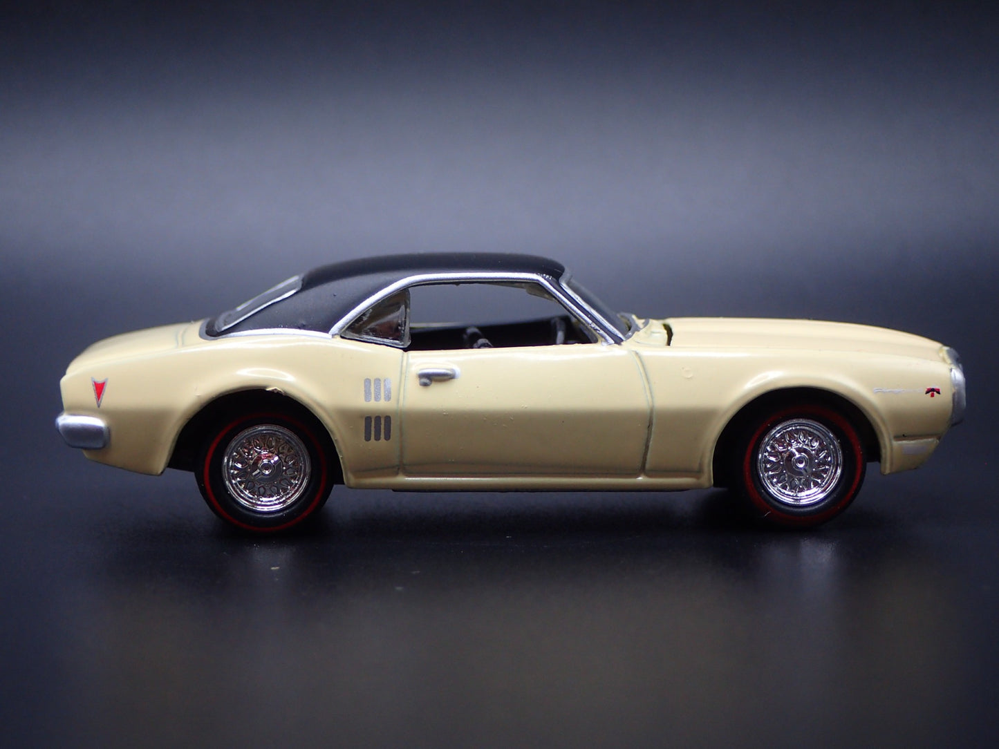 1968 68 PONTIAC FIREBIRD CREAM 1/64 SCALE COLLECTIBLE DIORAMA DIECAST MODEL CAR