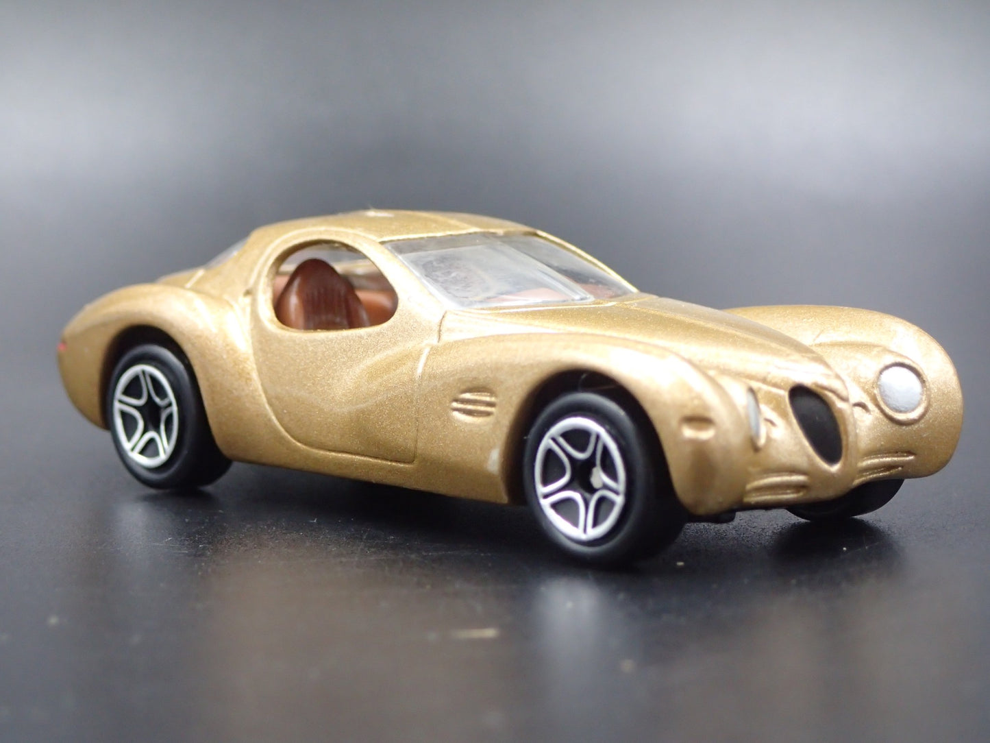 1995 95 CHRYSLER ATLANTIC CONCEPT GOLD 1/64 SCALE COLLECTIBLE DIECAST MODEL CAR