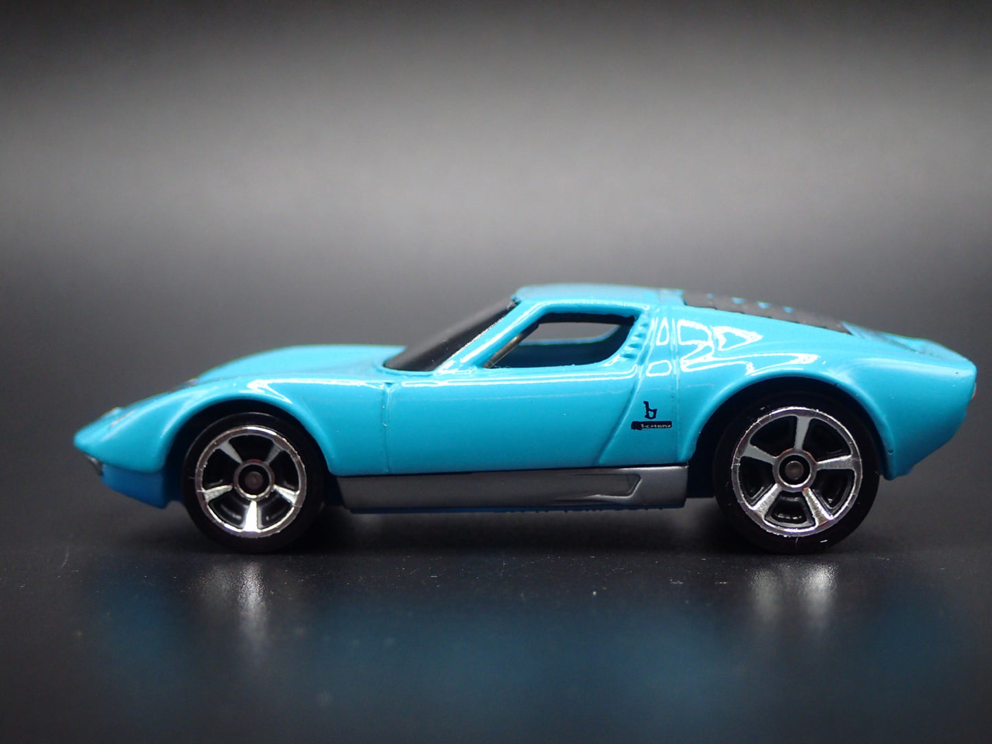 1976-1973 LAMBORGHINI MIURA SV 1:64 SCALE COLLECTIBLE DIORAMA DIECAST MODEL CAR