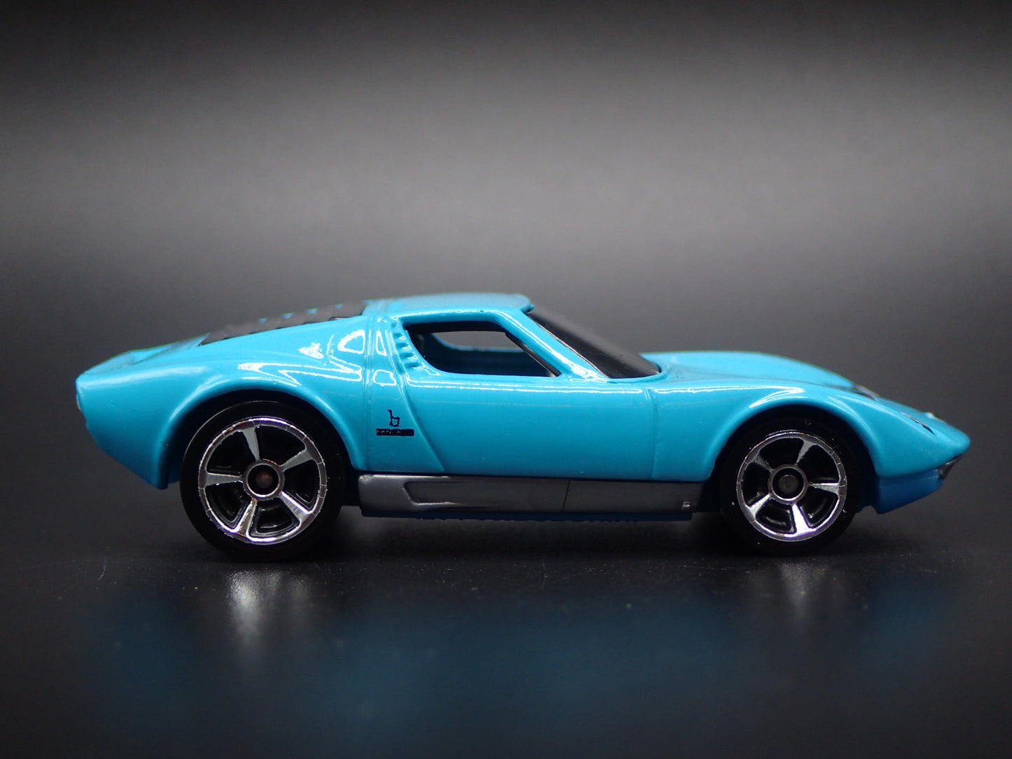 1976-1973 LAMBORGHINI MIURA SV 1:64 SCALE COLLECTIBLE DIORAMA DIECAST MODEL CAR
