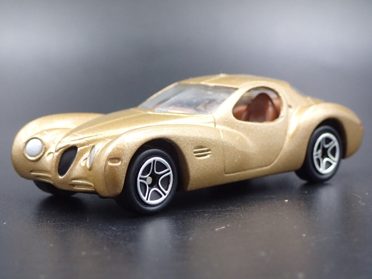 1995 95 CHRYSLER ATLANTIC CONCEPT GOLD 1/64 SCALE COLLECTIBLE DIECAST MODEL CAR
