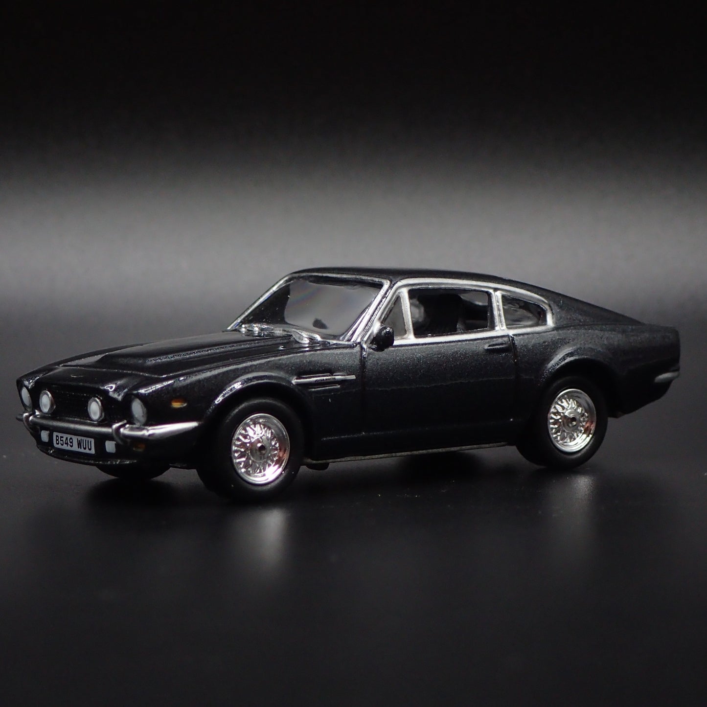 1977-1989 ASTON MARTIN V8 JAMES BOND 007 1/64 SCALE DIORAMA DIECAST MODEL CAR