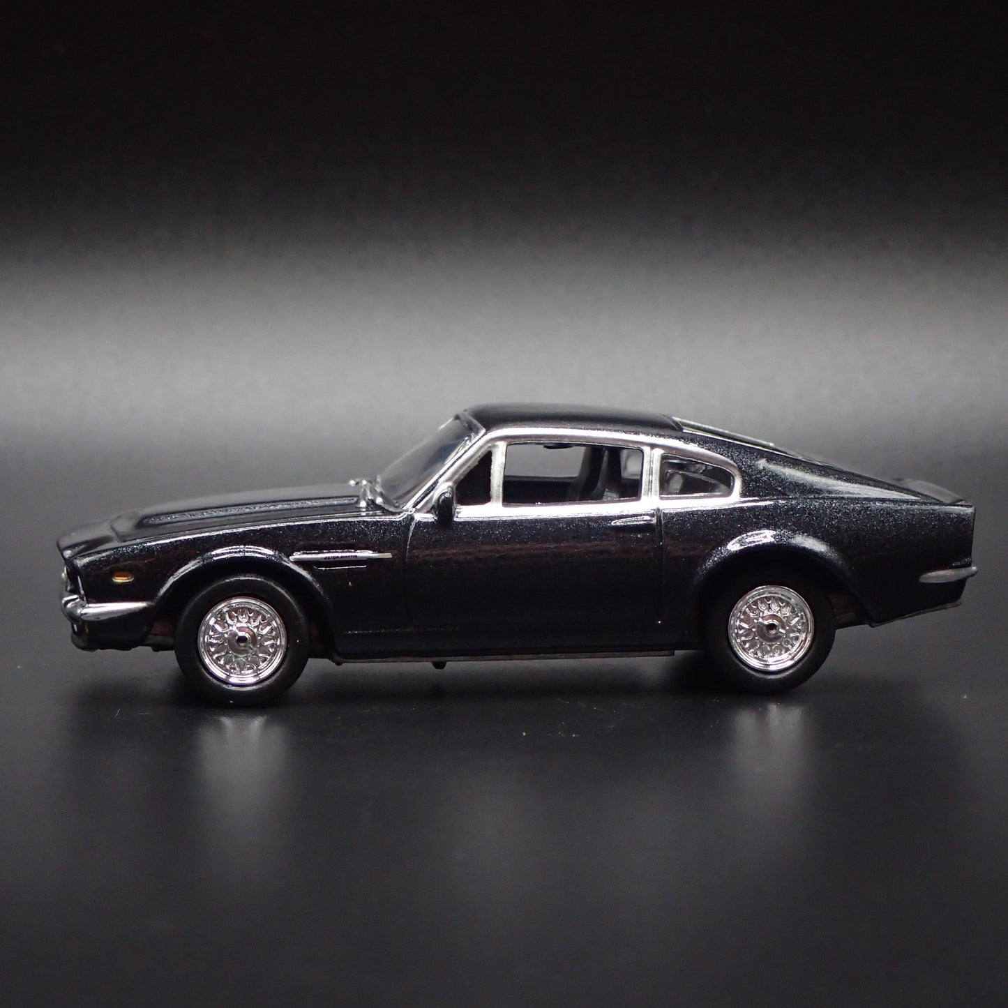 1977-1989 ASTON MARTIN V8 JAMES BOND 007 1/64 SCALE DIORAMA DIECAST MODEL CAR