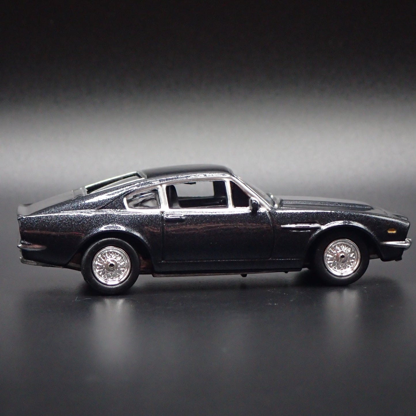 1977-1989 ASTON MARTIN V8 JAMES BOND 007 1/64 SCALE DIORAMA DIECAST MODEL CAR
