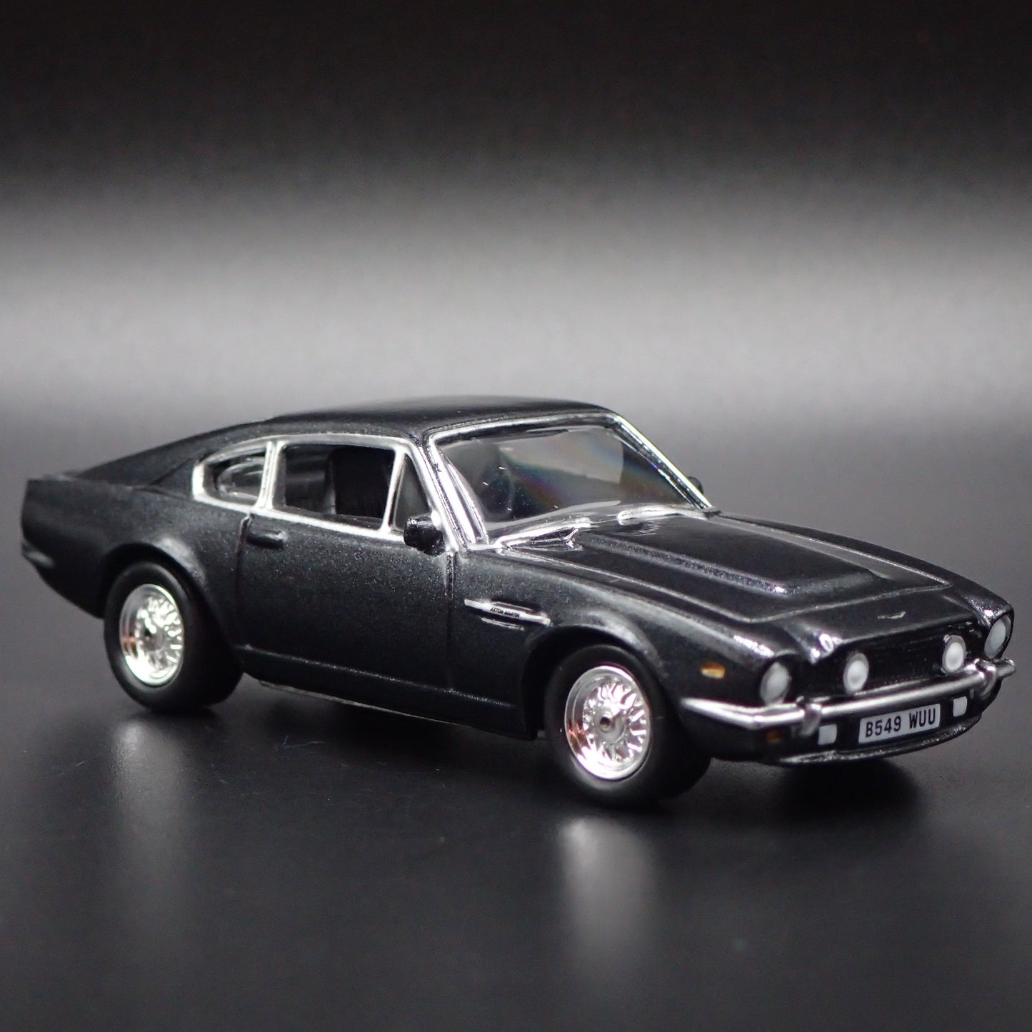 1977-1989 ASTON MARTIN V8 JAMES BOND 007 1/64 SCALE DIORAMA DIECAST MODEL CAR