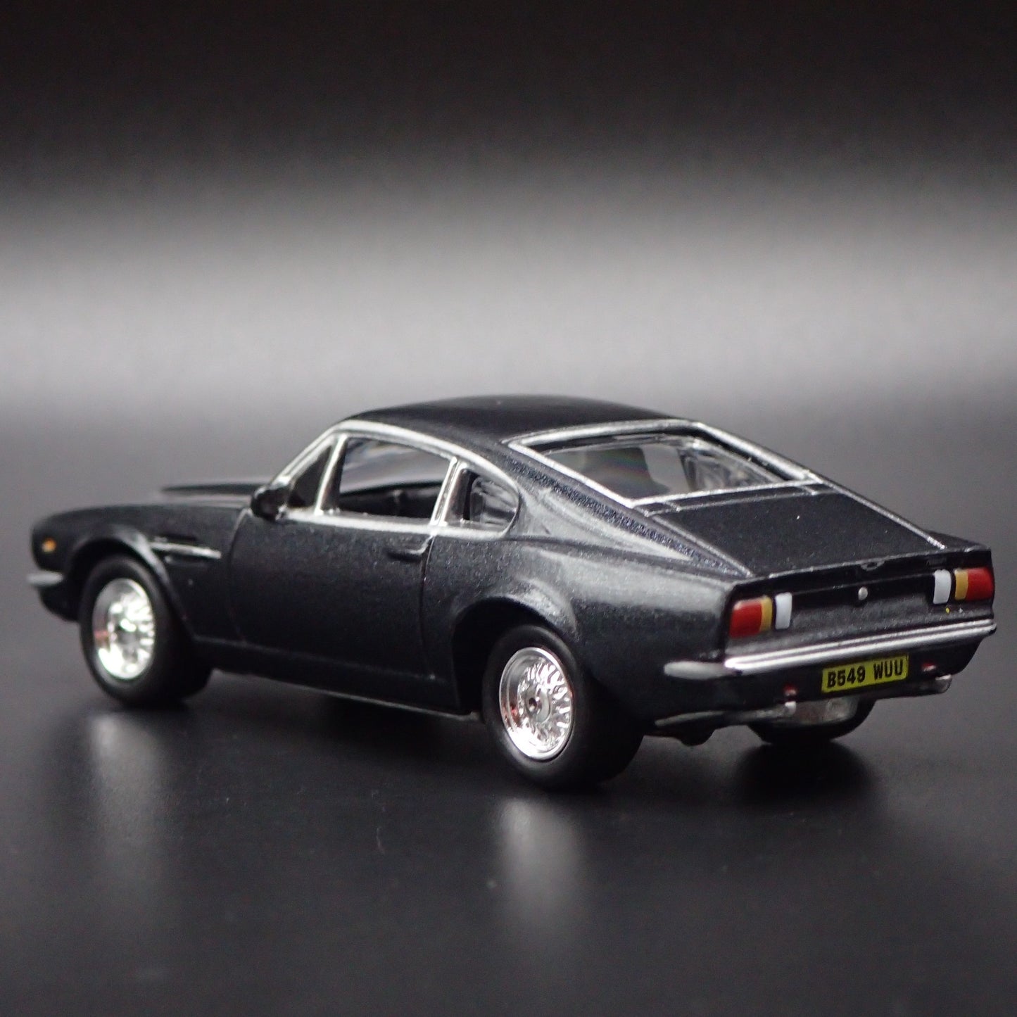 1977-1989 ASTON MARTIN V8 JAMES BOND 007 1/64 SCALE DIORAMA DIECAST MODEL CAR