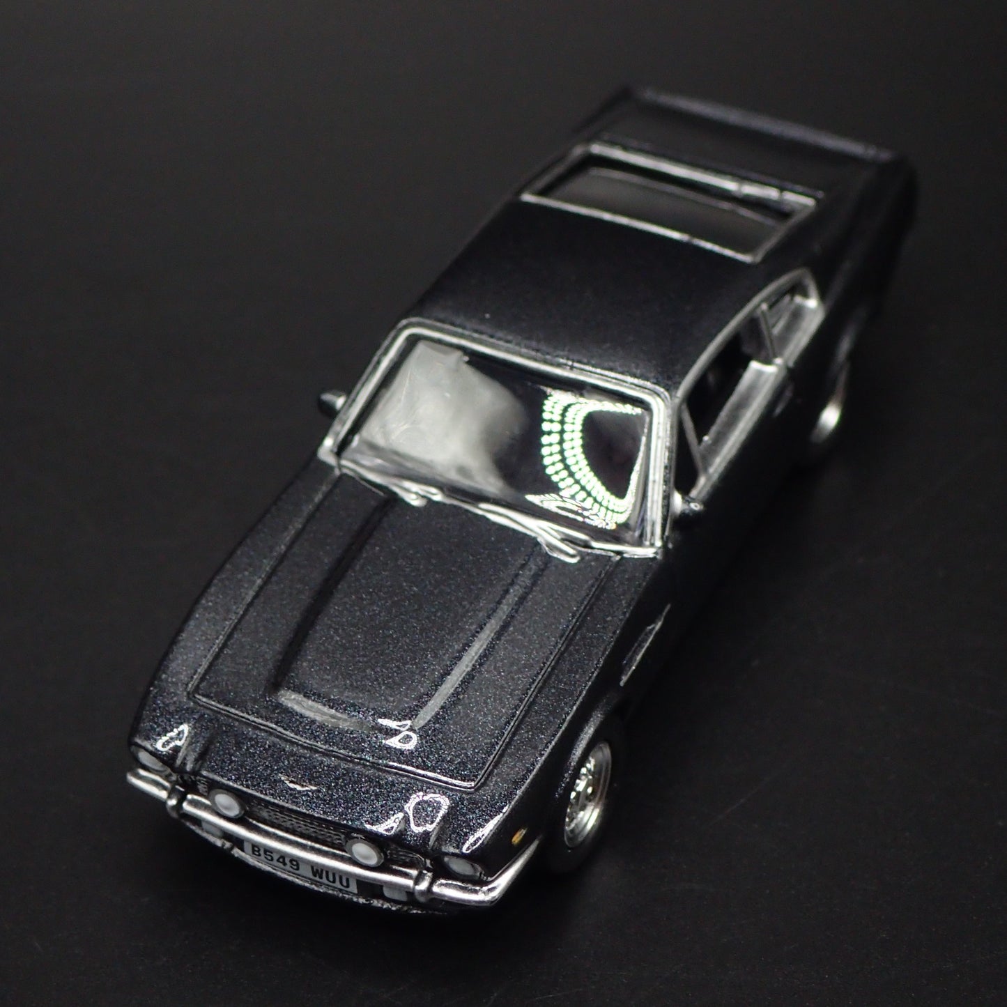 1977-1989 ASTON MARTIN V8 JAMES BOND 007 1/64 SCALE DIORAMA DIECAST MODEL CAR