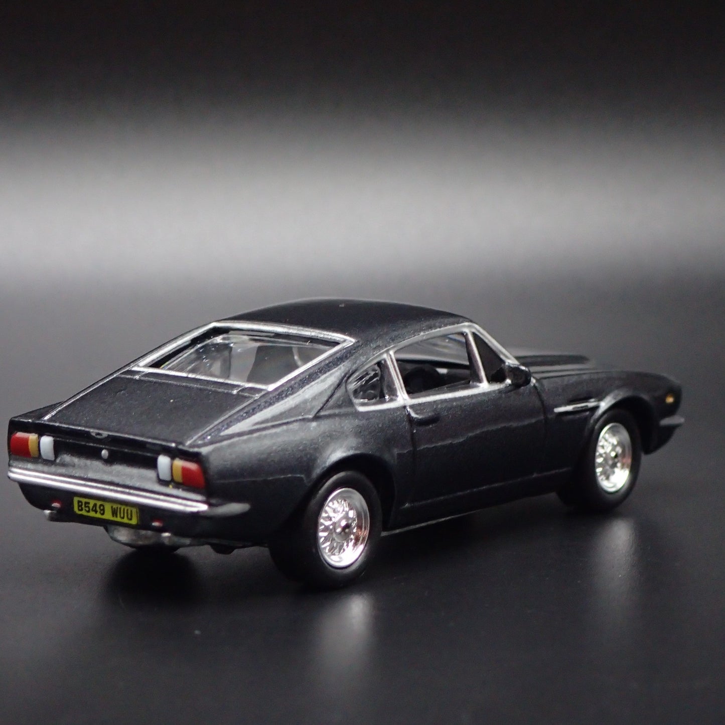 1977-1989 ASTON MARTIN V8 JAMES BOND 007 1/64 SCALE DIORAMA DIECAST MODEL CAR