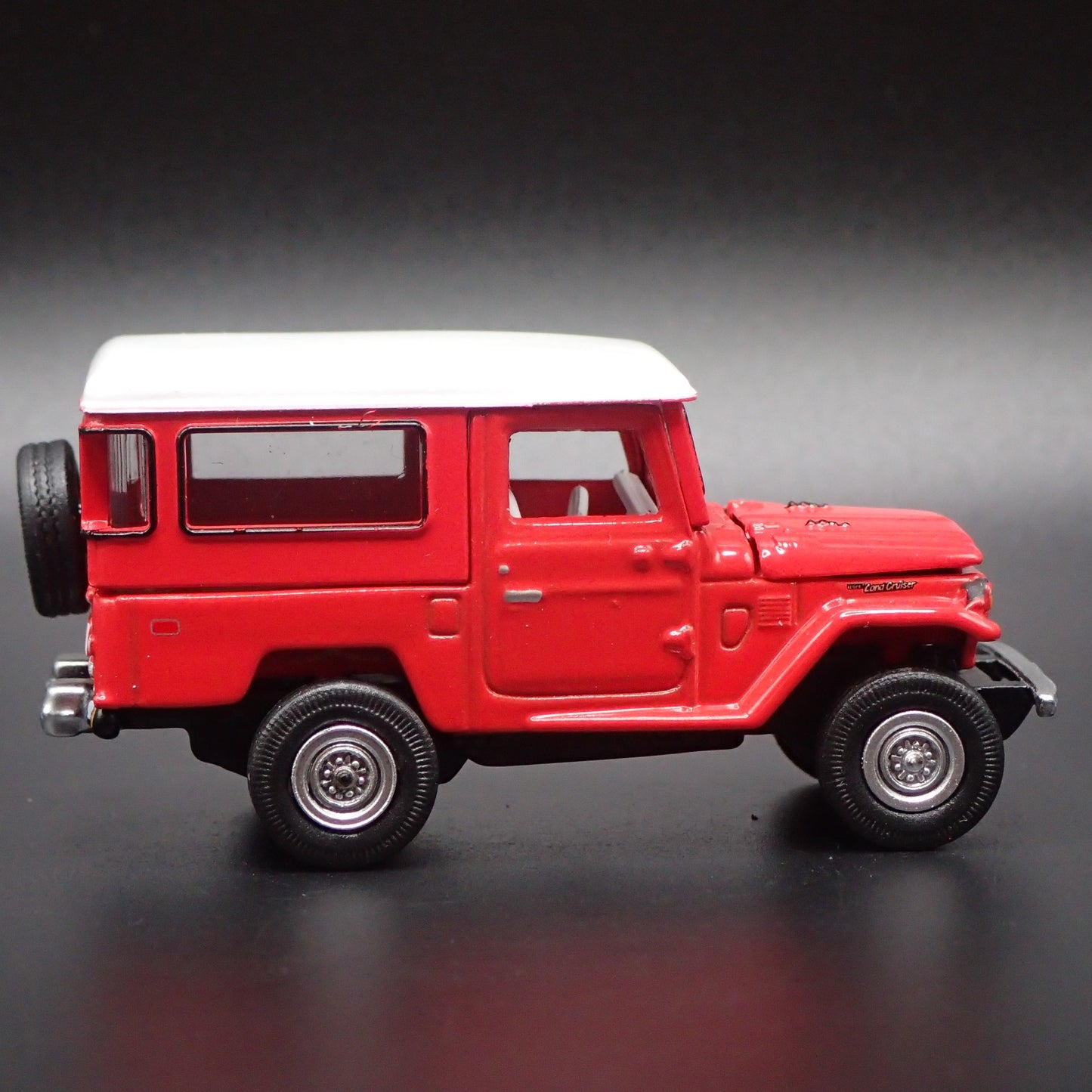 1960-1984 TOYOTA LAND CRUISER FJ40 RED 1/64 SCALE COLLECTIBLE DIECAST MODEL CAR