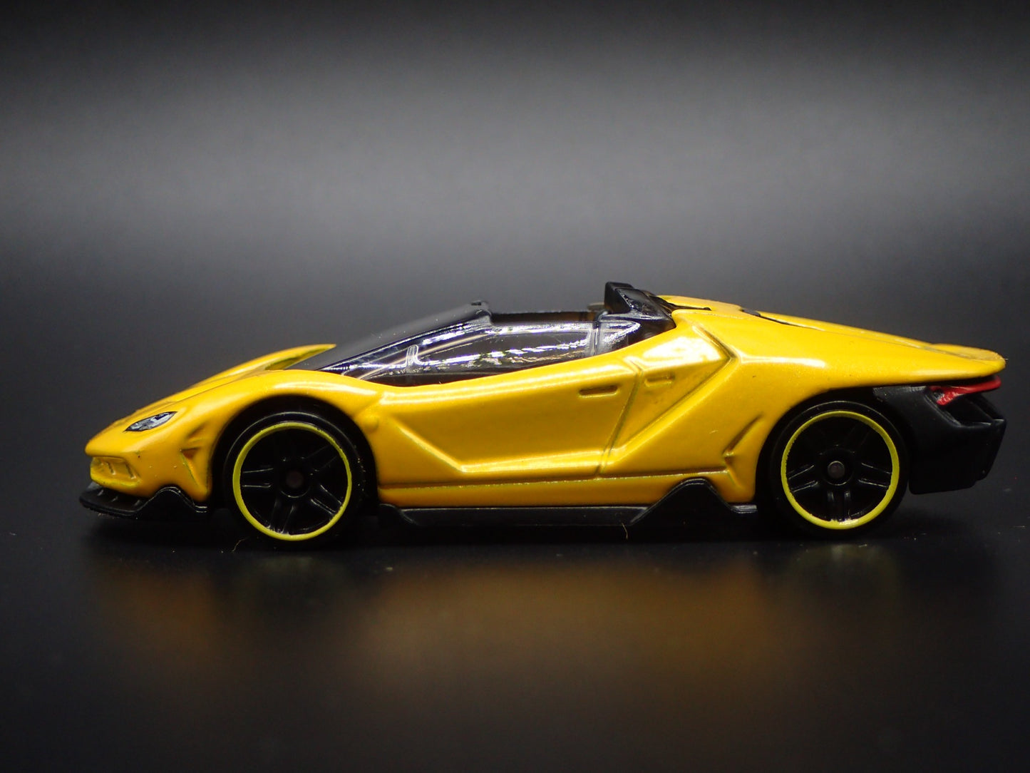 2016-2017 LAMBORGHINI CENTENARIO ROADSTER SUPER CAR 1:64 SCALE DIECAST MODEL CAR