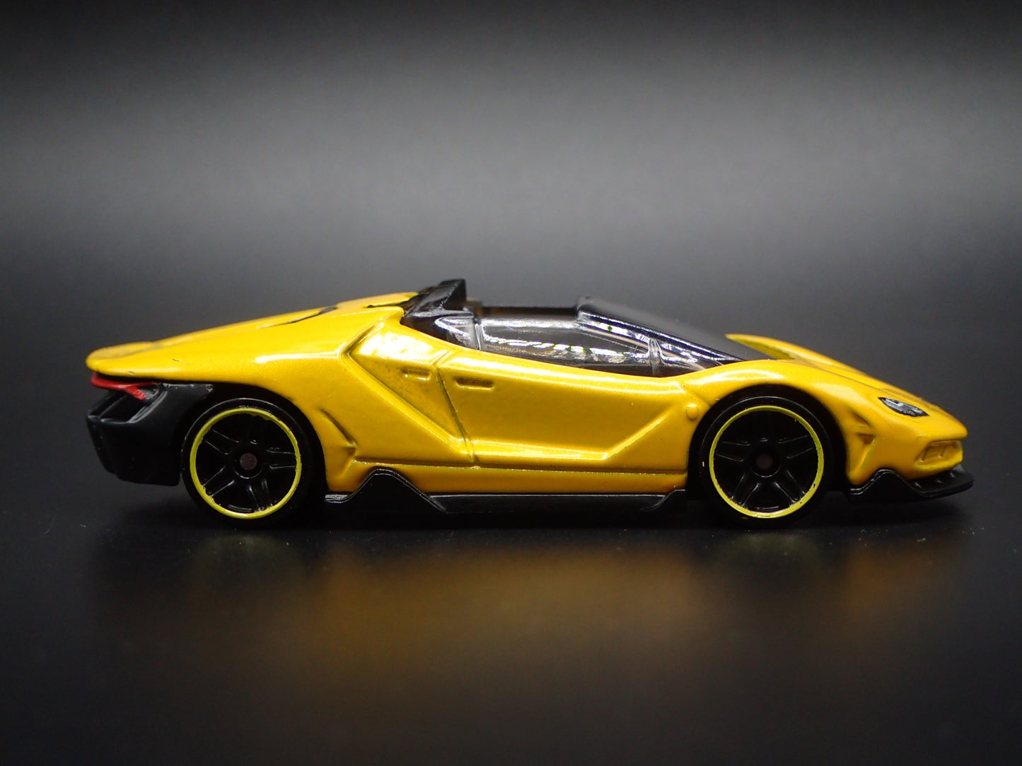 2016-2017 LAMBORGHINI CENTENARIO ROADSTER SUPER CAR 1:64 SCALE DIECAST MODEL CAR